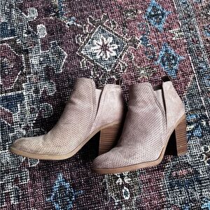 Tan Universal Thread Ankle Boots Size 7.5